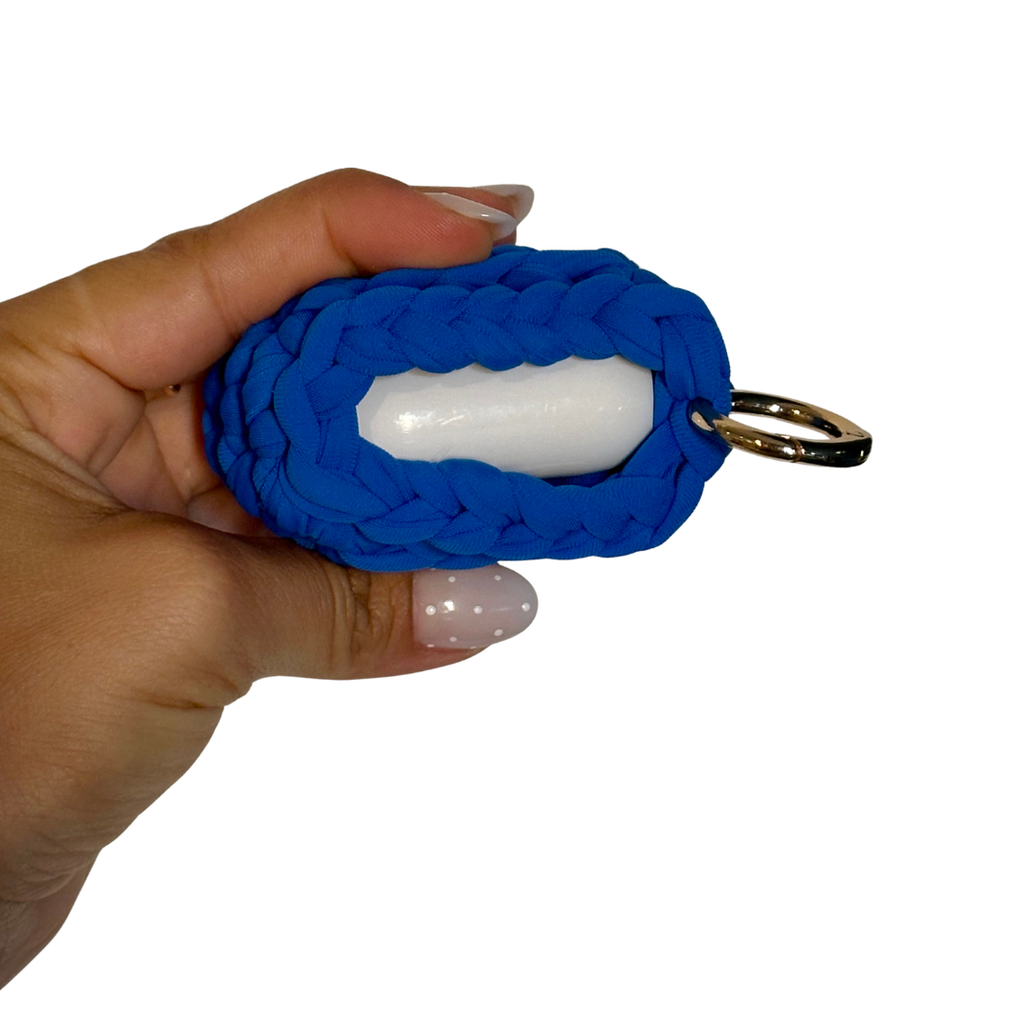 Dettaglio della lycra premium blu elettrico della custodia AirPods handmade