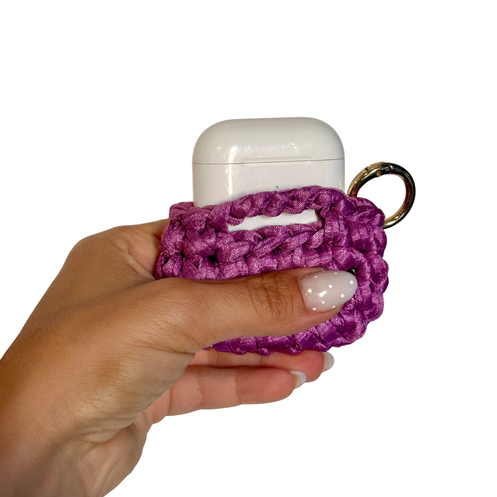 Custodia AirPods in tessuto plissé color glicine con moschettone, fatta a mano